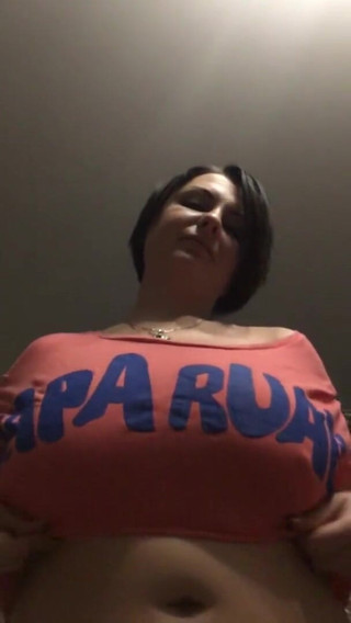 Sexy Milf: stan ti-shart se baahar jaana chaahte hain! stanon ki svatantrata!