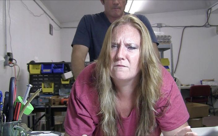 Vibra King Video: Дженніфер трахається за стіл на роботі