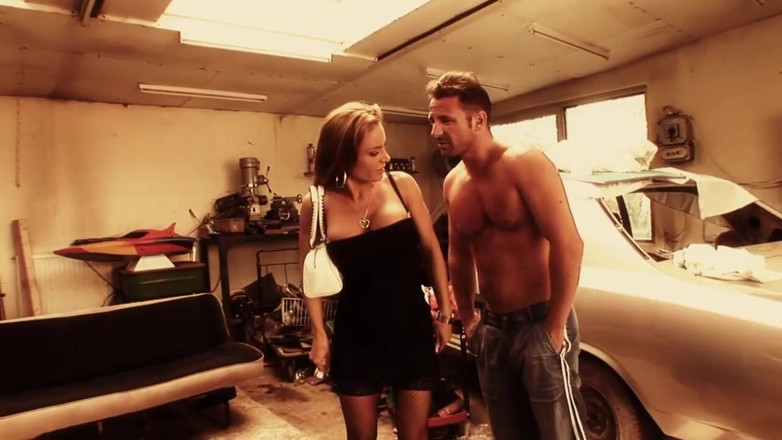 Milf in Love: Milf seducida por tres sementales