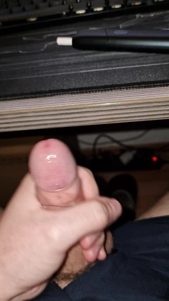 第2部分，在桌子上撸管我的未割包皮鸡巴并射遍全身