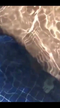 Nake înotând și futându-se în piscină