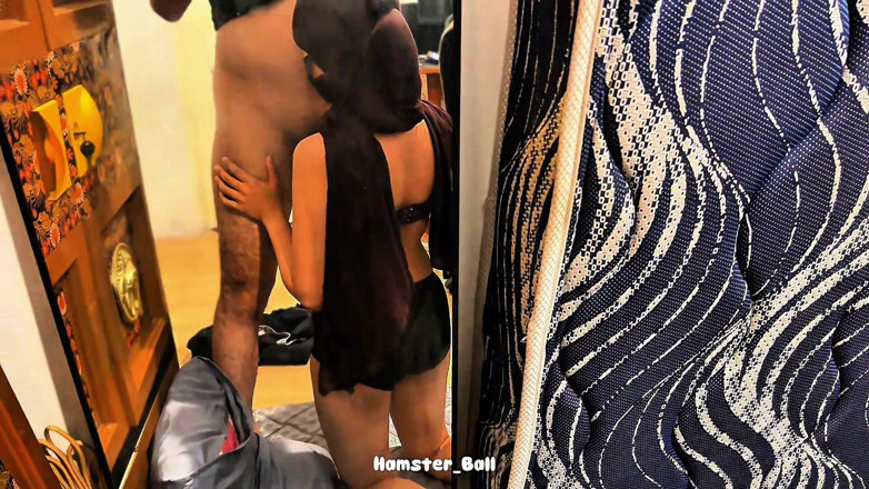Hamster_Ball: Pembantu malaysia lagi asik nyepong kontol saat hujan deras