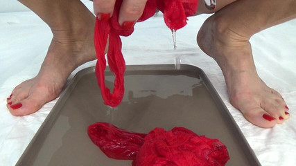 AnnaBUST: 穿着红色丝袜撒尿