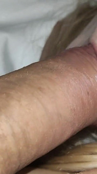 Первый раз сводная сестра принимает член в рот и глубоко заглатывает. Табу-комната