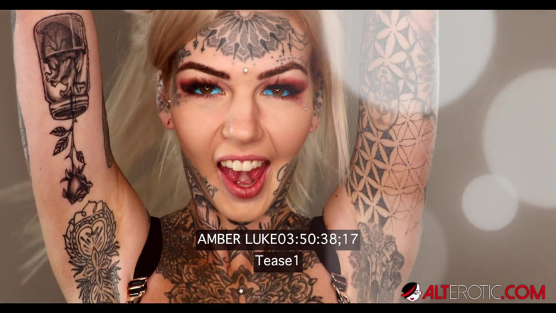 Alt Erotic: Za kulisami nowego tatuażu na piersi Amber Luke