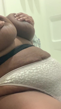 Une MILF noire sexy se fait taquiner en solo
