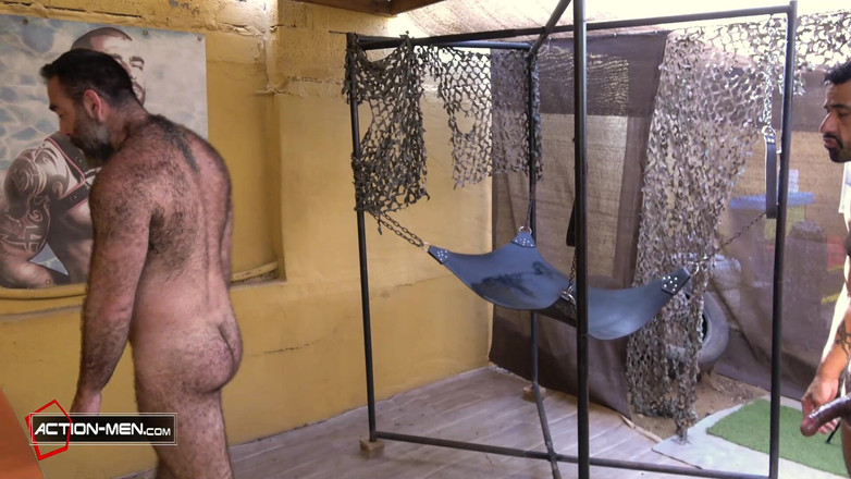 Latino4cumsluts: बालों वाले पुरुष जिम में कंडोम लगा रहे हैं - वह मुझे अपना वीर्य खिलाता है