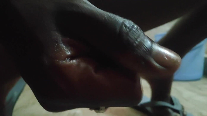 INDIANBEAST8121: Você pode levar esse pau grande massageando e mastrubating