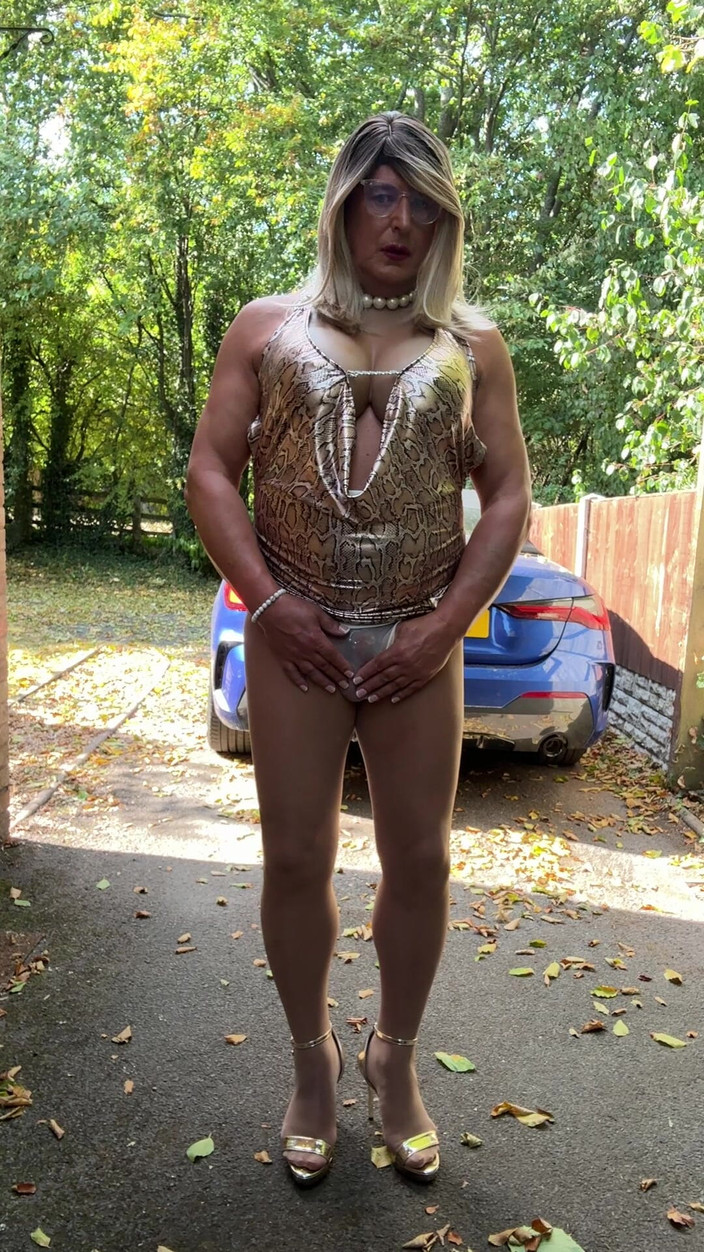 Kellycd2022: 穿着金豹印花连衣裙的性感 Crossdresser Kellycd2022