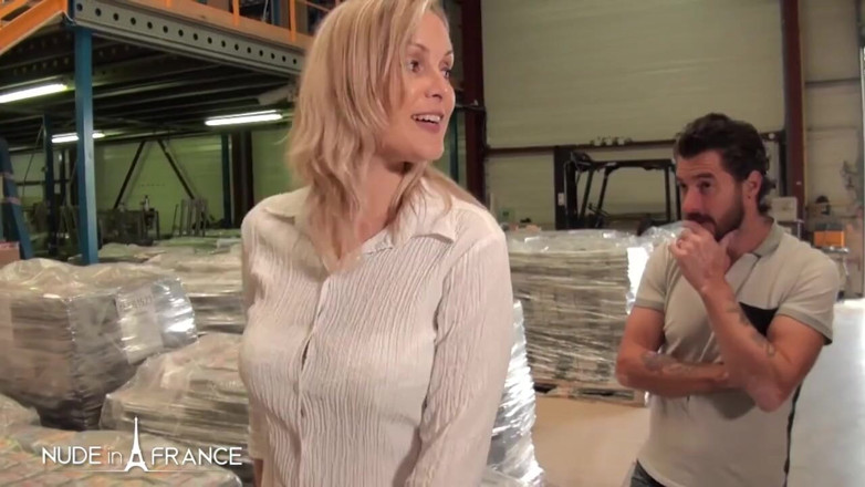 Nude in France: セクシーでニンフォな上司が倉庫の真ん中で応募者と関係を持っている。
