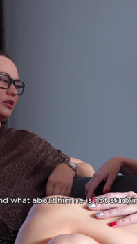 Mama mea vitregă s-a dovedit a fi o adevărată frumusețe! Tipul a dormit cu două femei mature și pline – mama vitregă și prietena ei!