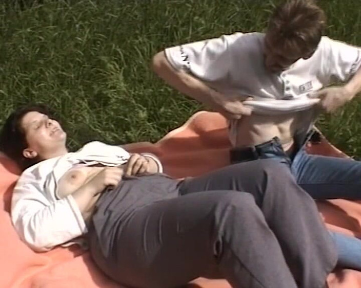 BB Video - Vintage Story: Německá MILF amatérská trojka FFM venkovní velká přírodní prsa