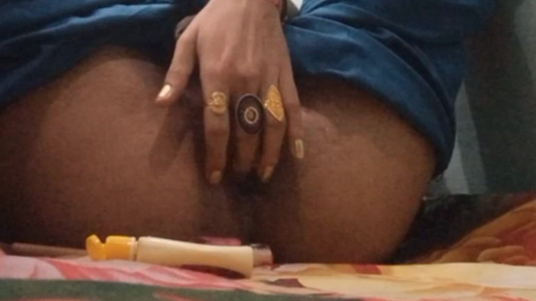 hornytrans: Crossdresser India Menggunakan Cat Kuku Untuk Dubur Sebagai Dildo