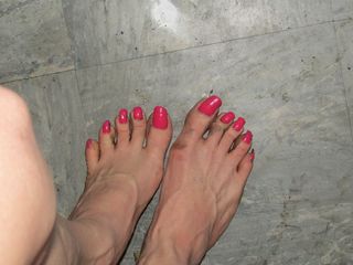 Barefoot Stables: Kadın kılıklı pis bir mutfak zeminini tükürerek ve ayaklarıyla temizlıyor