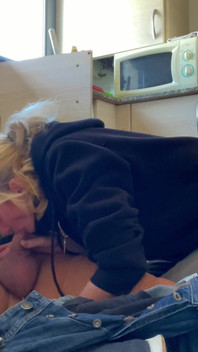 Sexy manželka kouří instalatéra v mé kuchyni