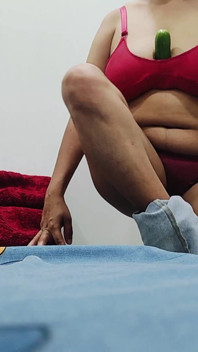 La ragazza del college gioca con il suo patrigno sesso con un grosso cetriolo nella figa