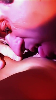 La blonde Sasha Knox prend la bite de Lee Stone au fond de son cul