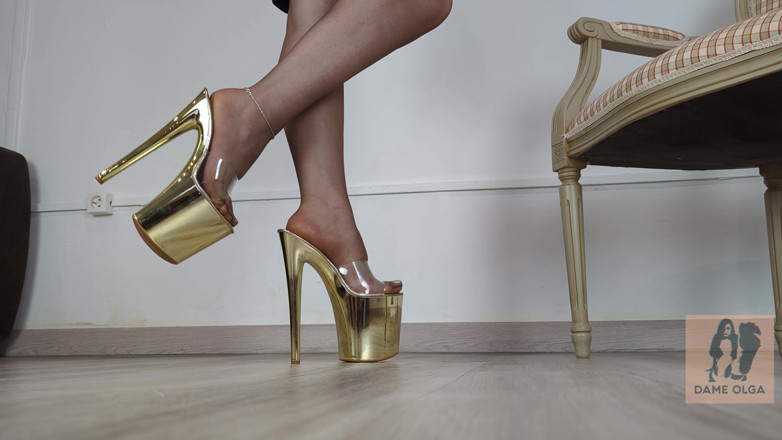 Dame Olga: (677) Schoencollectie: gouden en duidelijke extreme hakken en platform muilezels -...
