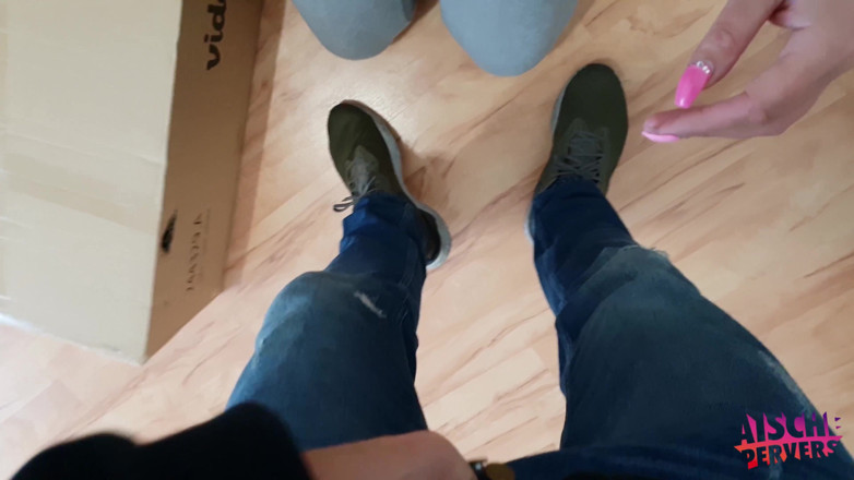 Aische Pervers: ソファの家具パッカーから中出し