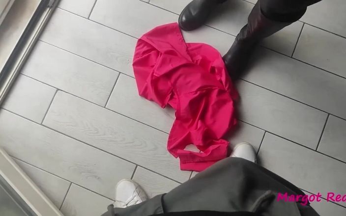 Margot Red: Colega mea de cameră nu mai poate rezista pulei mele și...