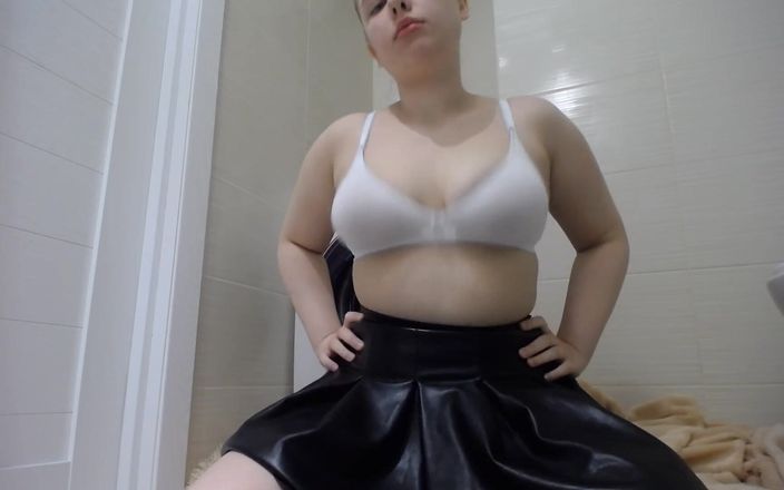 JuiceLussie: Seins qui rebondissent et beaucoup de pipi