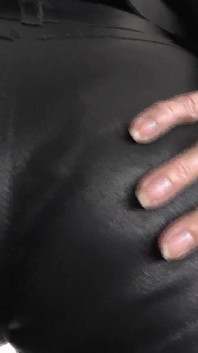 Kožený zadek Pampering POV, krásné ruce, kožená prdel líbání a čichání lady Victoria Valente