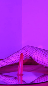 Crossdresser cavalgando vibrador no espelho e goza