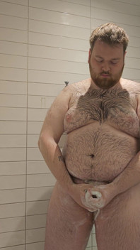 Une grosse prend une douche à l’hôtel