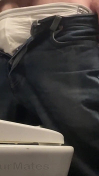 Amatorski prosty chłopak w dżinsowych szortach z dużymi wiszącymi kulkami złapany sikanie hands free