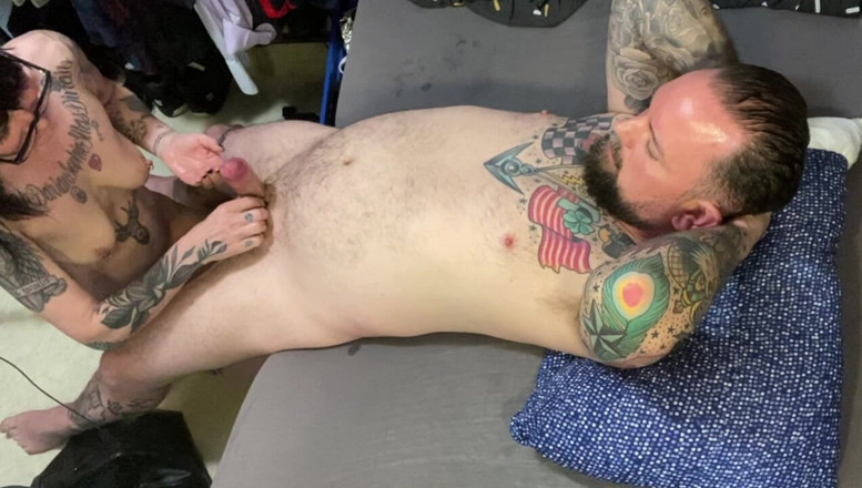 aewin11: Tata rozciąga małego dupka Aewina, zanim ostro go pieprzy