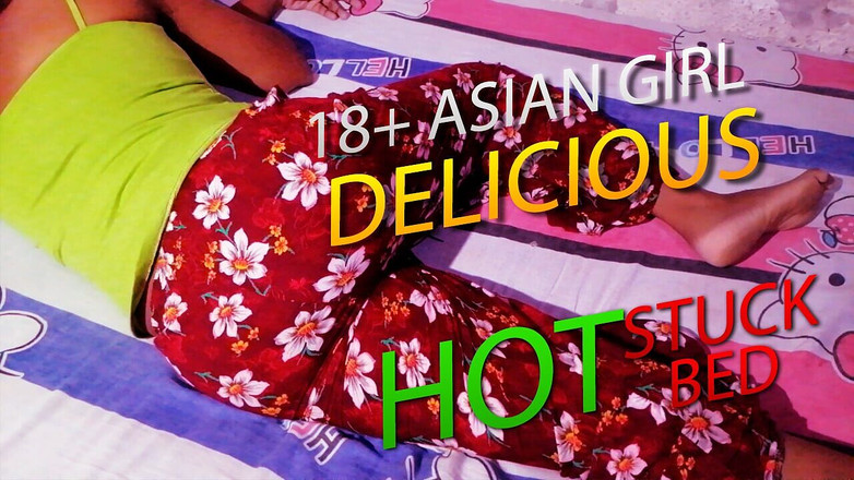 Sweety In Bed: 18+ asiatische ehefrau braucht spaß, wenn sie auf dem bett...