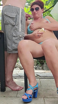 Wunderschöne aserbaidschanische Bikini leckte Eis und bekam Sperma ins Gesicht
