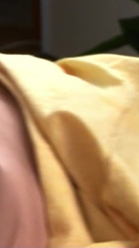 Soțul o prinde pe soție masturbându-se și o ajută să aibă orgasm