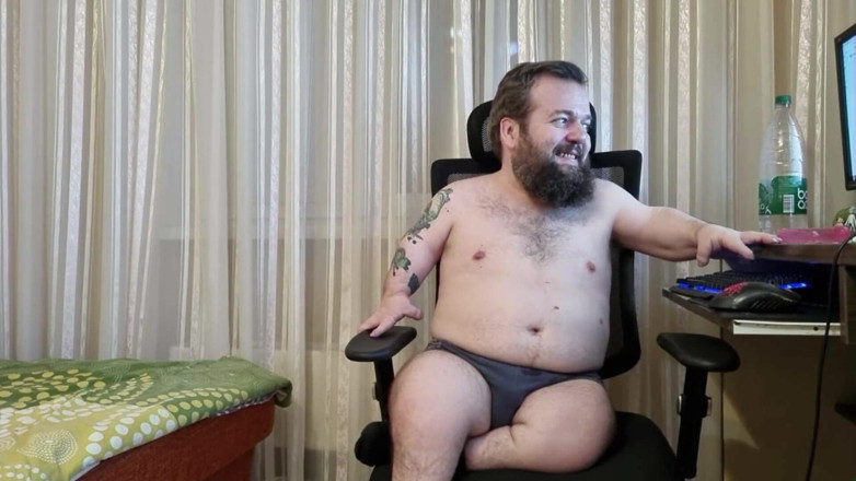 MiniCorgi: パンティーのミゼットは自分自身を示しています