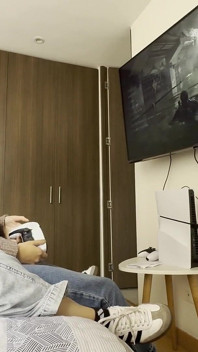 Sexo Lesbico Mientras Mi Mejor Amiga Juega Videojuegos