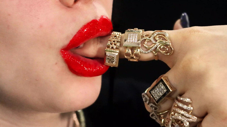 Goddess Misha Goldy: Fétiche du rouge à lèvres , bijoux et ongles
