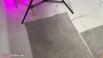Lilu Moon: Brunette zuigt de grote pik van de buurman en neukt...