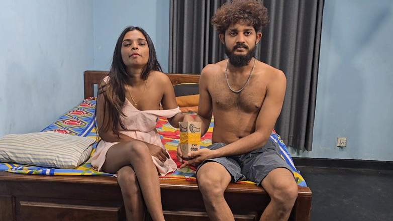 Shashi X: Mira televisión con mi hermanastro, le chupo la polla y...