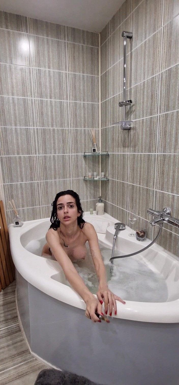 silicone_brunette: Devine obraznică în cadă