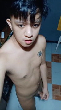 Lascia Che Dia a Te Papà! Pinoy Twink Masturbazione E Sborra Dal Vivo