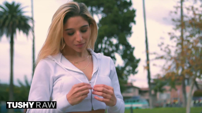 Tushyraw: TUSHYRAW - Abella Danger dominuje svému dokonalému zadku