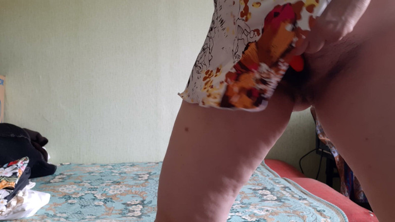 Lesbian-candys: Vášnivá milf žena intenzivně stimuluje svůj chlupatý klitoris s vibrátorem a...