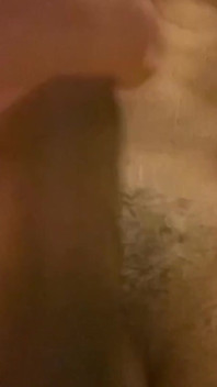 Trans ragazza che piscia al limite del cazzo della ragazza