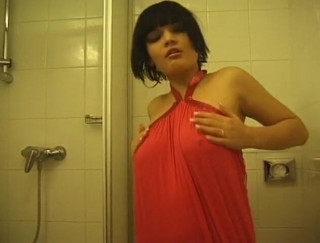 Flash Model Amateurs: Photo shooting in the bathroom with sexy brunette