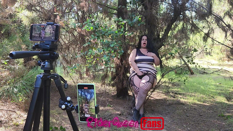 Riderqueen BBW Step Mom Latina Ebony: Riderqueen da sola all'aperto