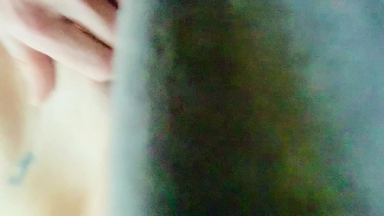 Crystal: Jag älskar att studsa på min stora dildo