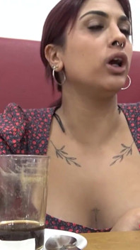 Jovem Inocente Com Seios Perfeitos E Naturais É Convencida Por Produtor Mentiroso a Foder Um Homem Negro. Valéria Del Rio