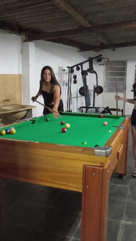 3 amis dans la pute qui jouent au billard