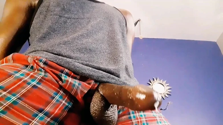 Big black cock BBCee: Cewek sange ini lagi asik ngocok besar pria kulit hitam...