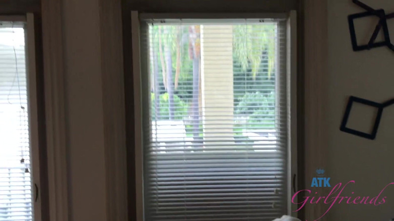 ATK Fans (Girlfriends): Dua cewek hot rambut pirang lagi ngidam kontol